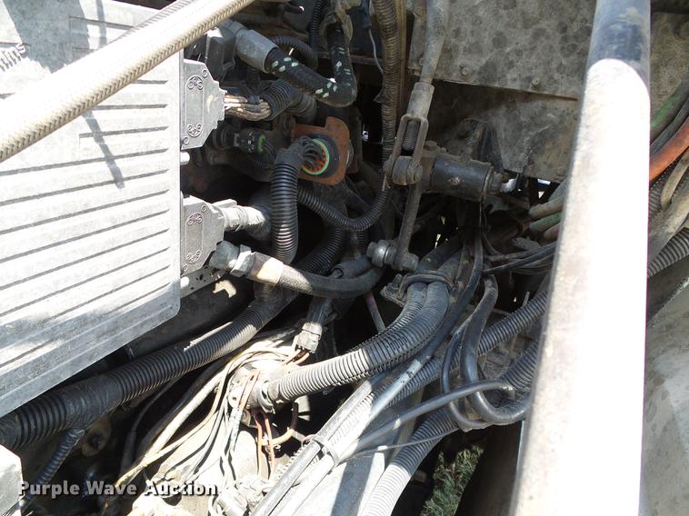 image for item DD5857 1999 International 9400 semi truck