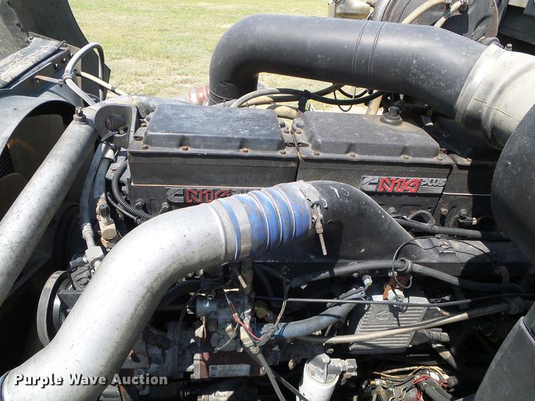 image for item DD5857 1999 International 9400 semi truck