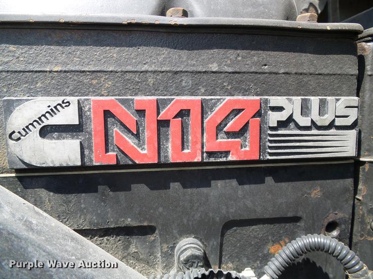 image for item DD5857 1999 International 9400 semi truck