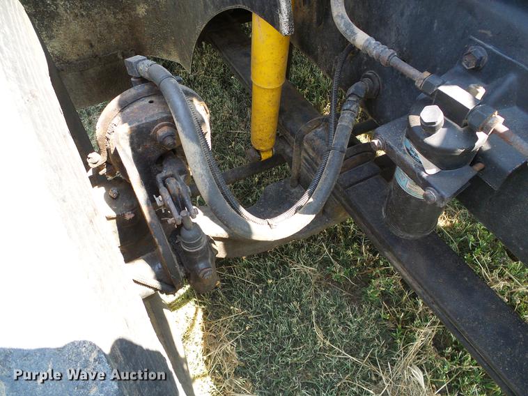 image for item DD5857 1999 International 9400 semi truck