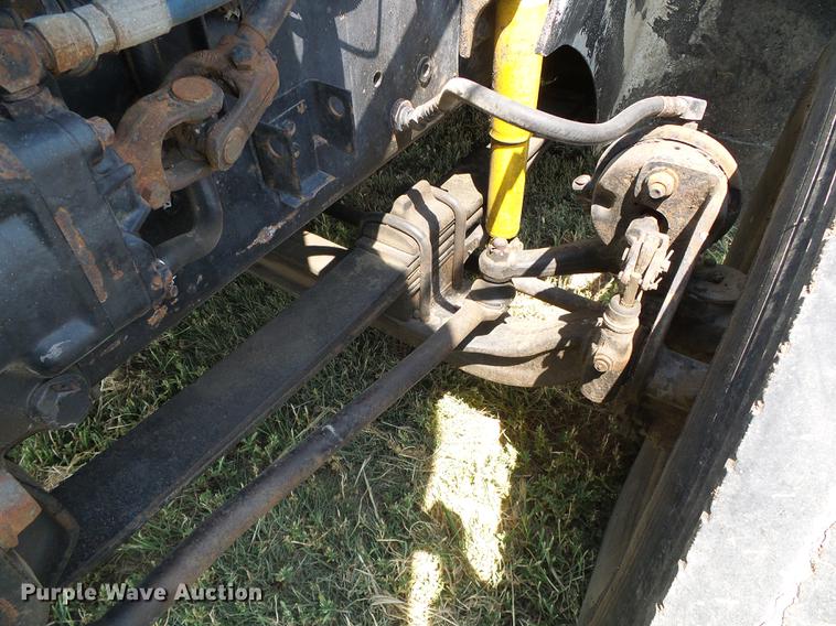 image for item DD5857 1999 International 9400 semi truck