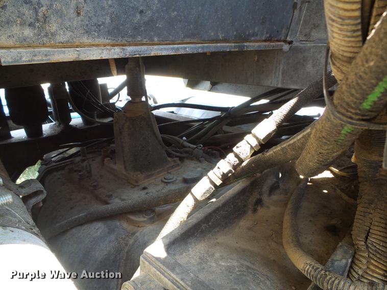 image for item DD5857 1999 International 9400 semi truck