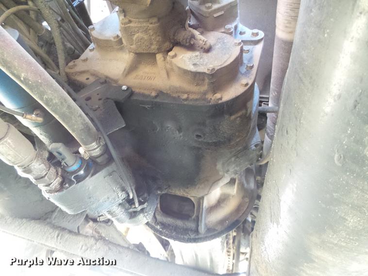 image for item DD5857 1999 International 9400 semi truck