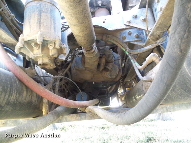 image for item DD5857 1999 International 9400 semi truck