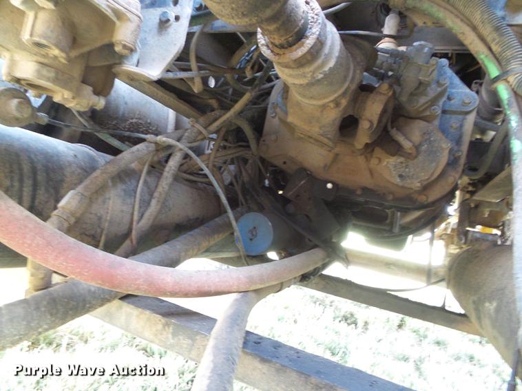 image for item DD5857 1999 International 9400 semi truck