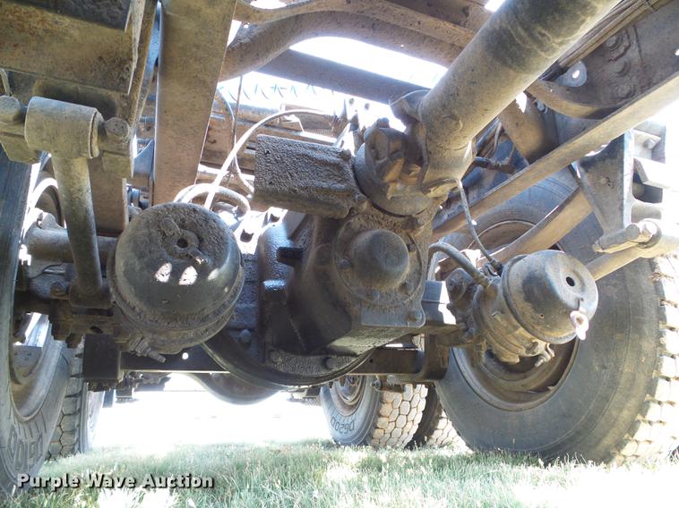 image for item DD5857 1999 International 9400 semi truck