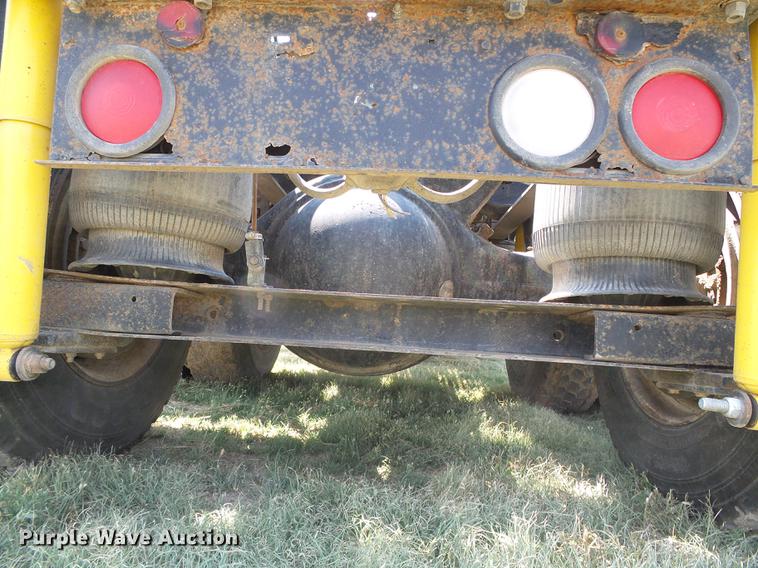 image for item DD5857 1999 International 9400 semi truck