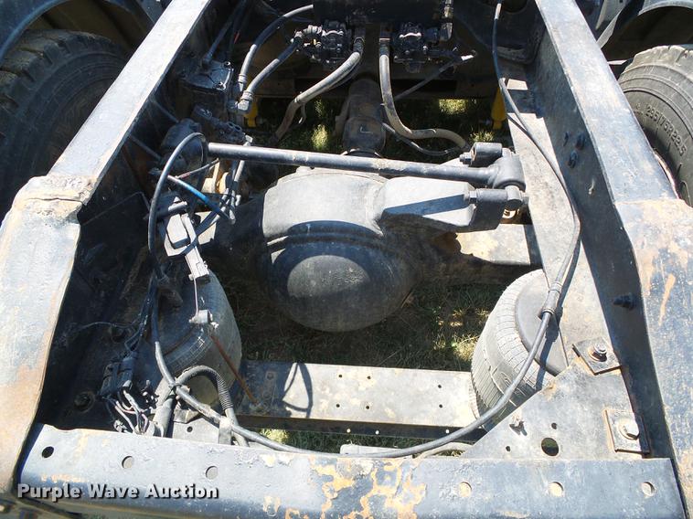 image for item DD5857 1999 International 9400 semi truck