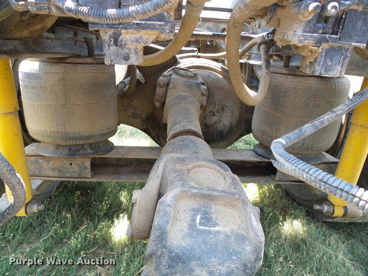 image for item DD5857 1999 International 9400 semi truck