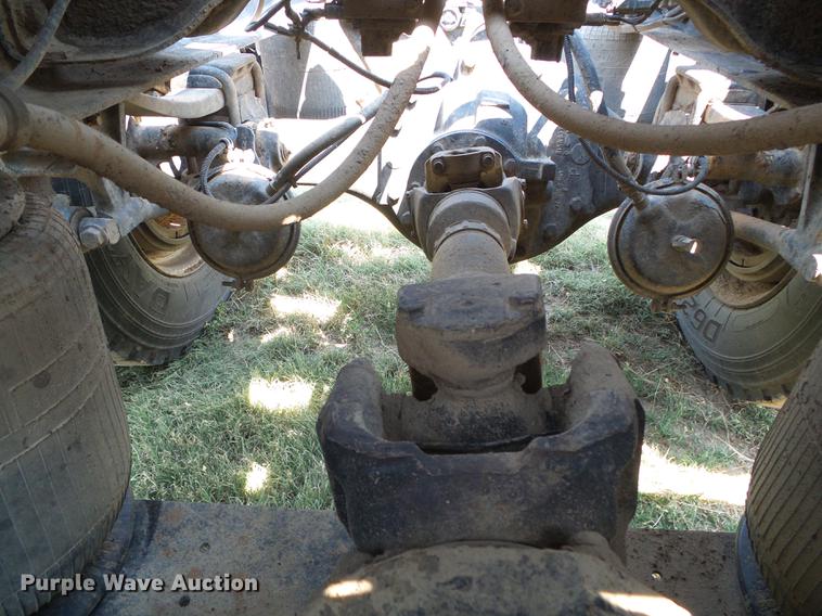 image for item DD5857 1999 International 9400 semi truck