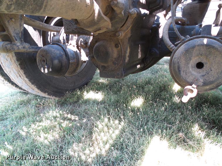 image for item DD5857 1999 International 9400 semi truck