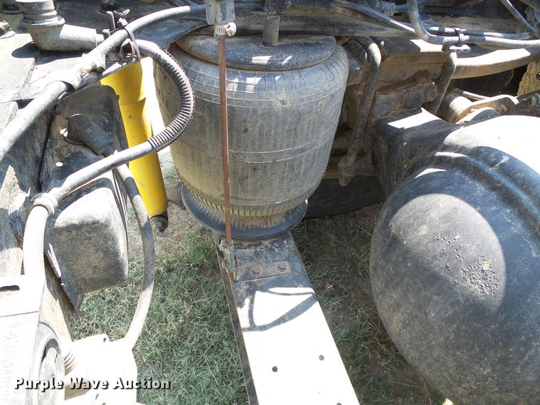 image for item DD5857 1999 International 9400 semi truck