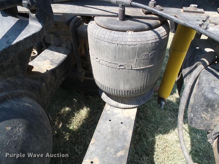 image for item DD5857 1999 International 9400 semi truck