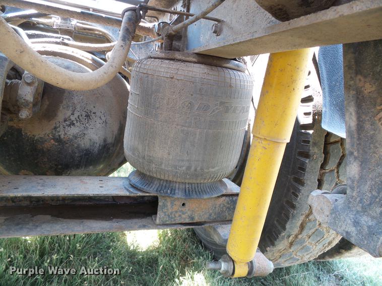 image for item DD5857 1999 International 9400 semi truck