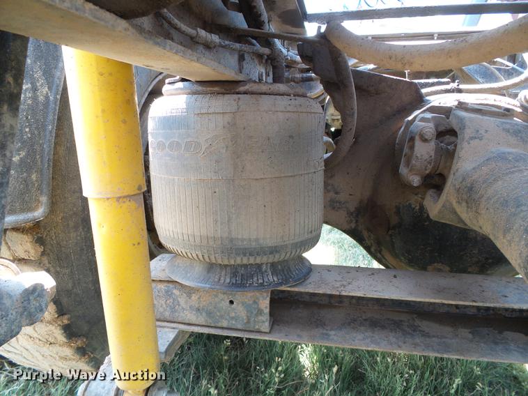 image for item DD5857 1999 International 9400 semi truck