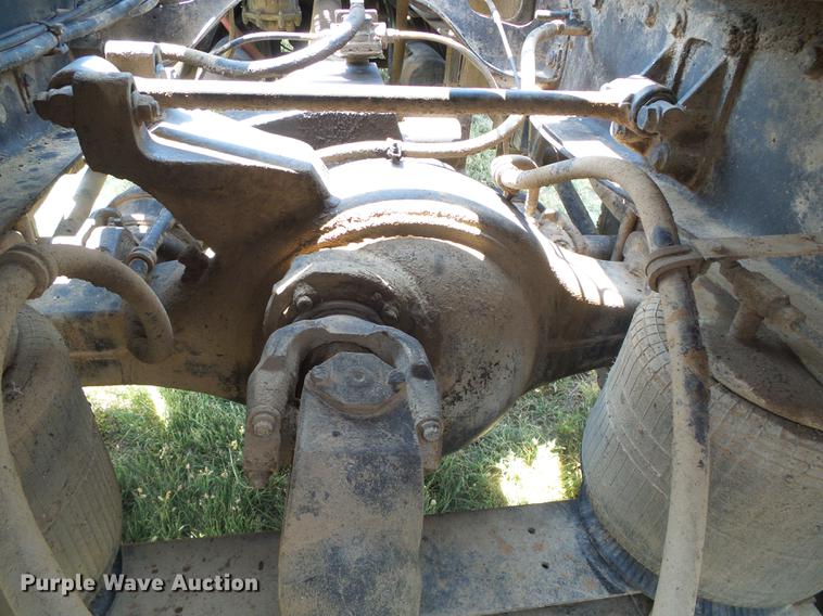 image for item DD5857 1999 International 9400 semi truck