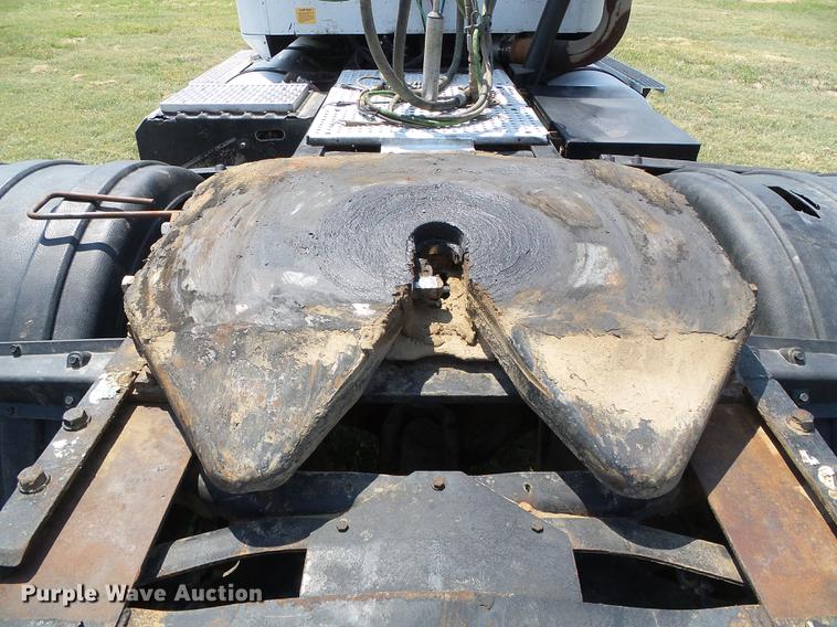 image for item DD5857 1999 International 9400 semi truck