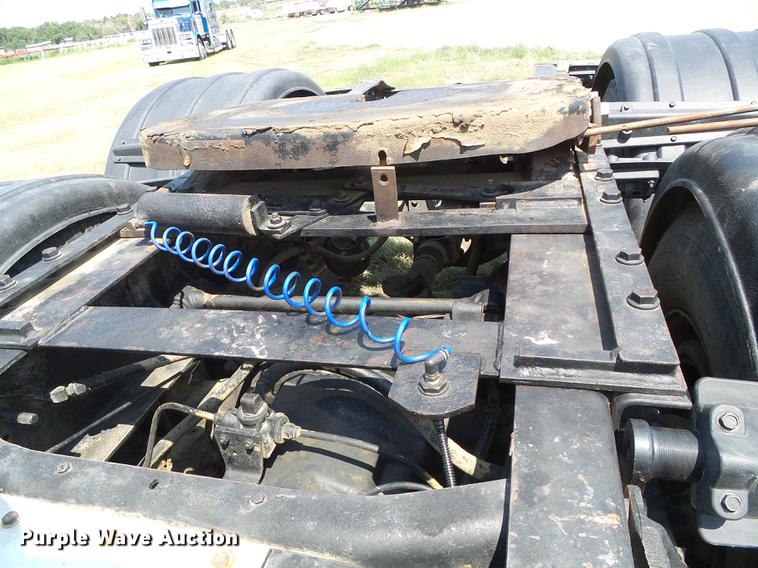 image for item DD5857 1999 International 9400 semi truck