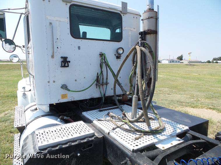 image for item DD5857 1999 International 9400 semi truck