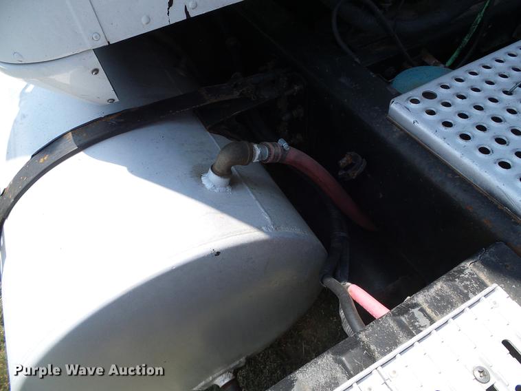 image for item DD5857 1999 International 9400 semi truck