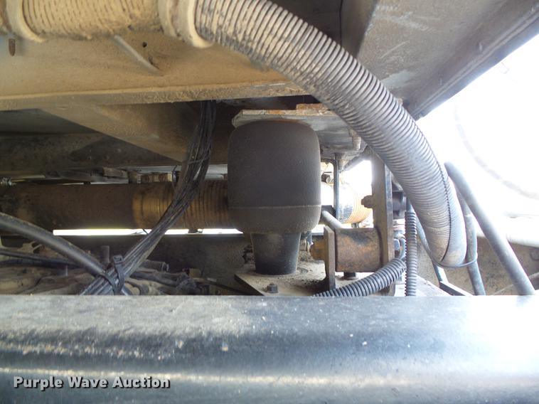 image for item DD5857 1999 International 9400 semi truck