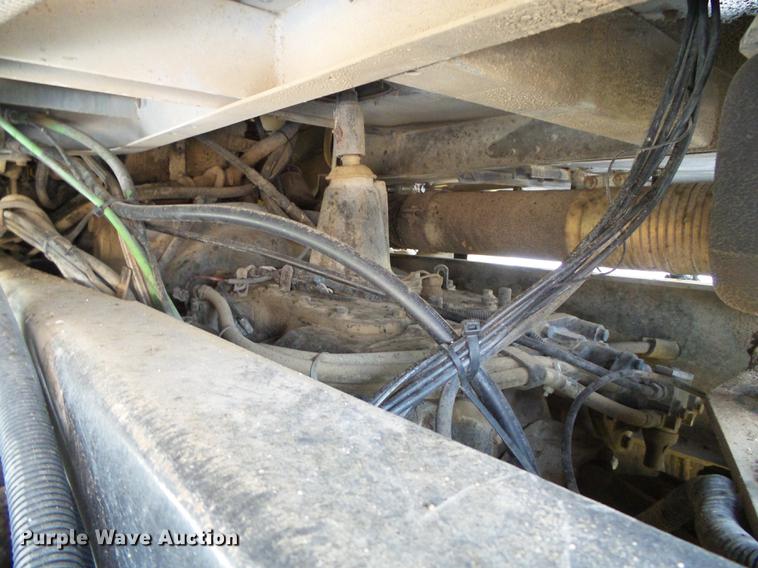 image for item DD5857 1999 International 9400 semi truck