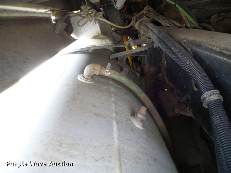 image for item DD5857 1999 International 9400 semi truck