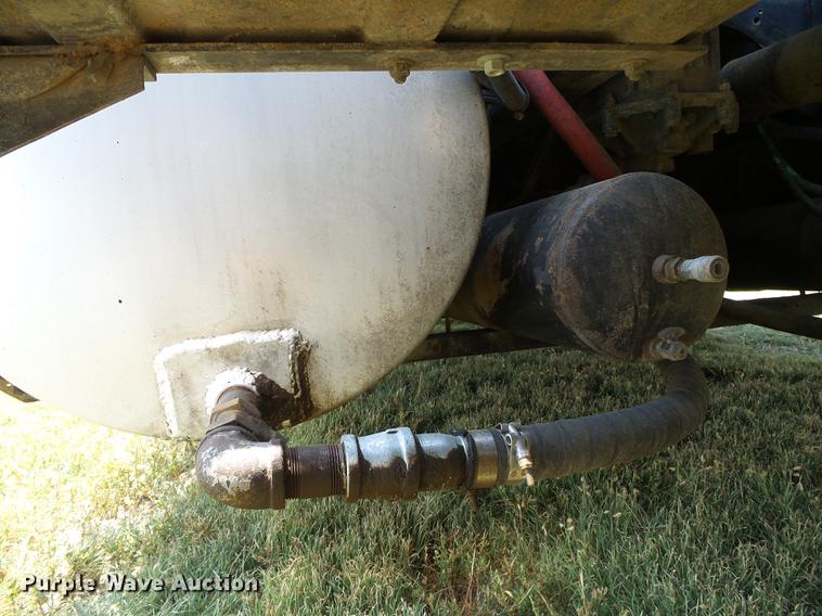 image for item DD5857 1999 International 9400 semi truck