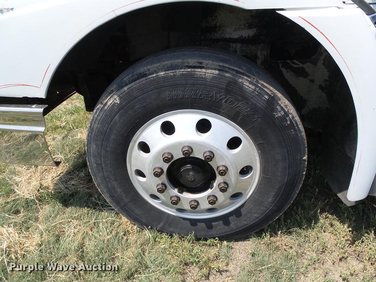 image for item DD5857 1999 International 9400 semi truck