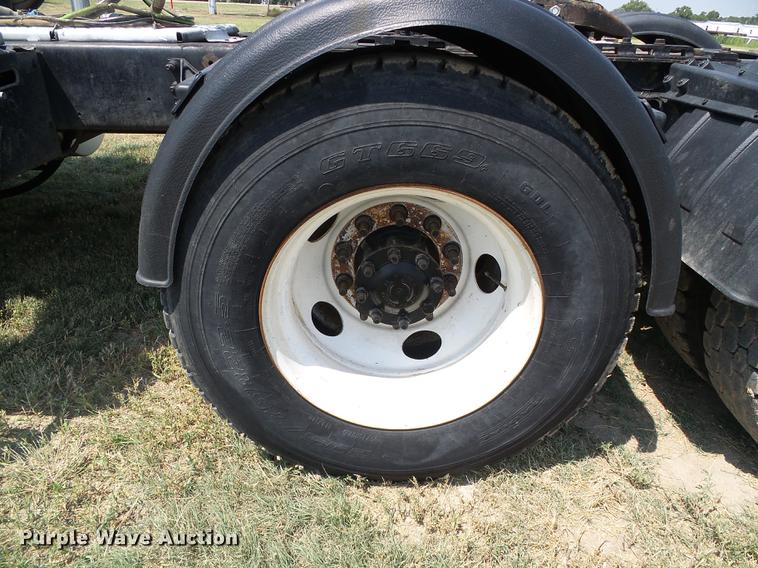 image for item DD5857 1999 International 9400 semi truck