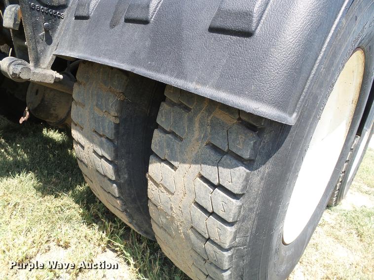 image for item DD5857 1999 International 9400 semi truck