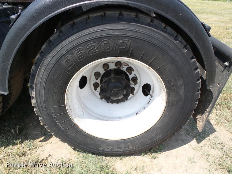 image for item DD5857 1999 International 9400 semi truck