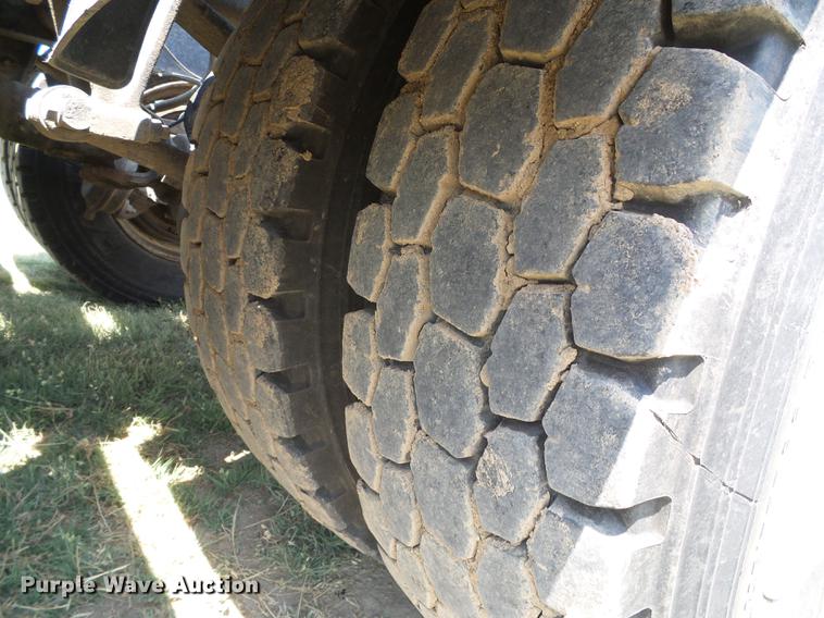 image for item DD5857 1999 International 9400 semi truck