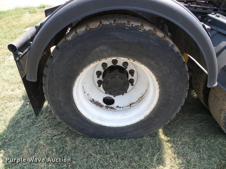 image for item DD5857 1999 International 9400 semi truck