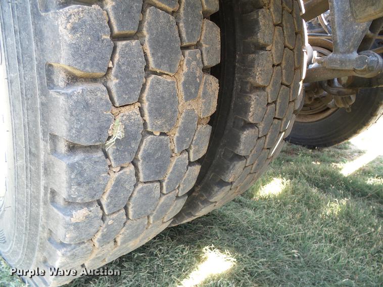 image for item DD5857 1999 International 9400 semi truck