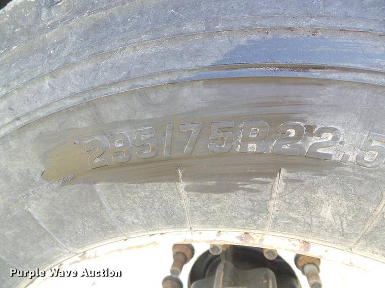 image for item DD5857 1999 International 9400 semi truck