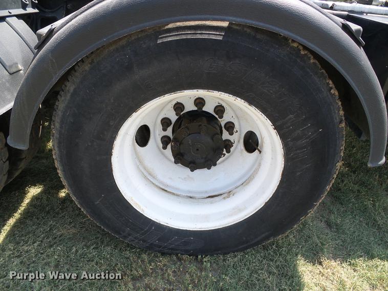 image for item DD5857 1999 International 9400 semi truck