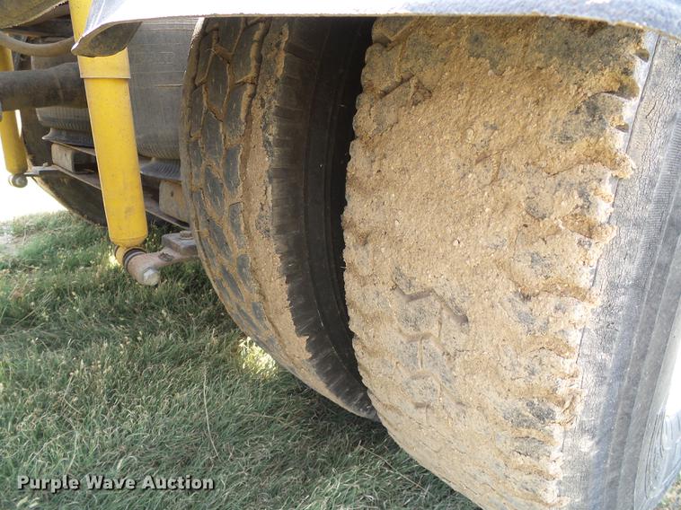 image for item DD5857 1999 International 9400 semi truck