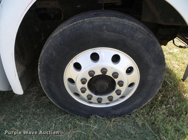 image for item DD5857 1999 International 9400 semi truck