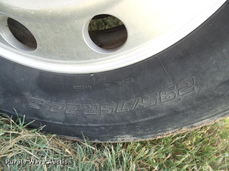 image for item DD5857 1999 International 9400 semi truck