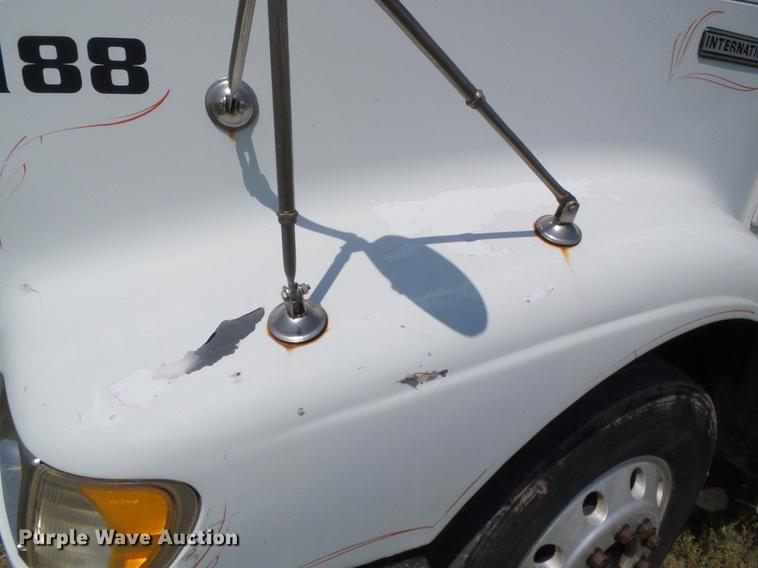 image for item DD5857 1999 International 9400 semi truck