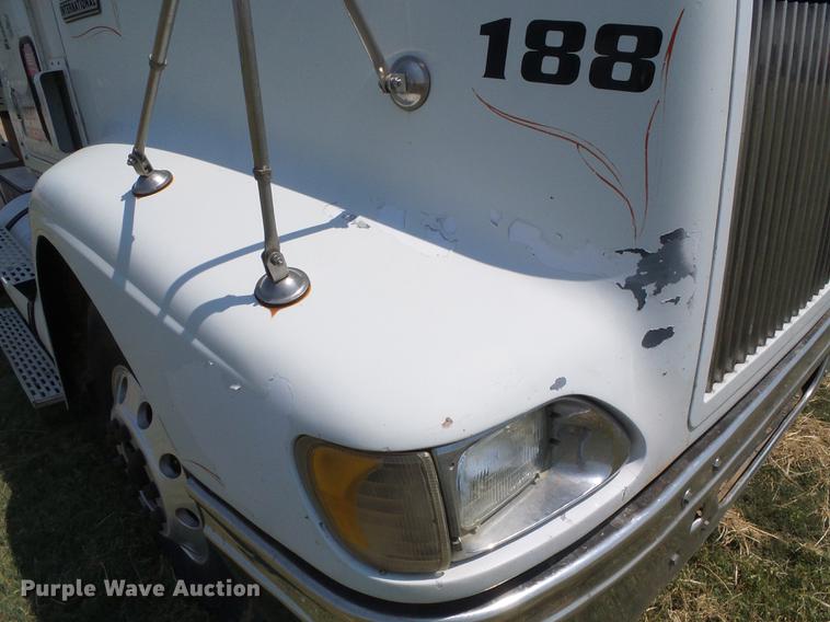 image for item DD5857 1999 International 9400 semi truck