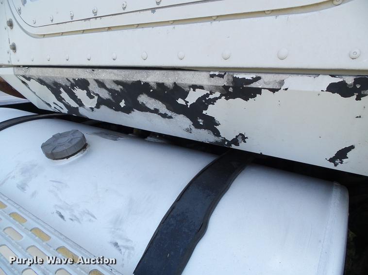 image for item DD5857 1999 International 9400 semi truck