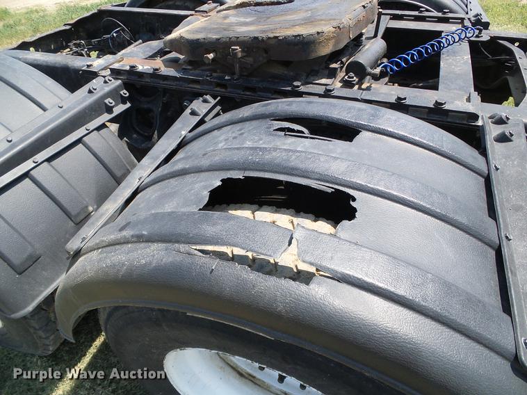 image for item DD5857 1999 International 9400 semi truck