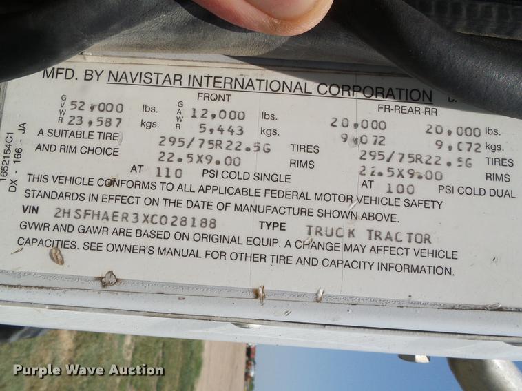 image for item DD5857 1999 International 9400 semi truck