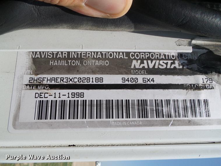 image for item DD5857 1999 International 9400 semi truck