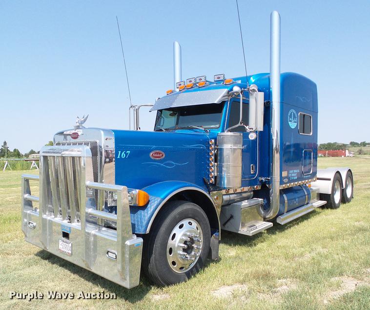 image for item DD5858 2007 Peterbilt 379 semi truck