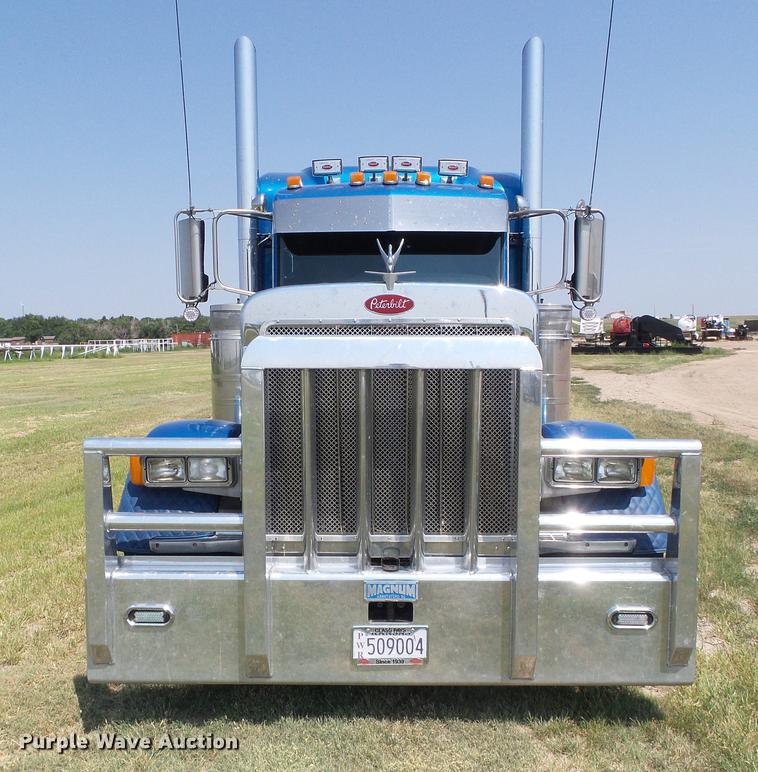 image for item DD5858 2007 Peterbilt 379 semi truck