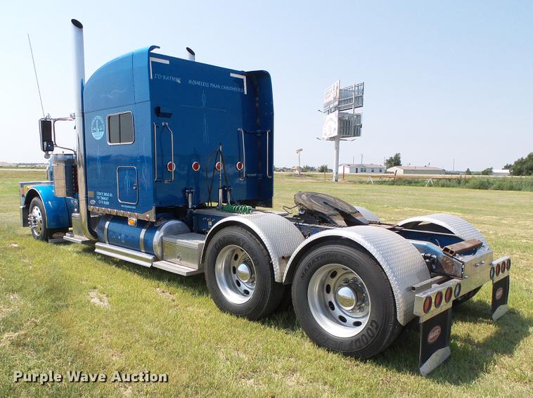 image for item DD5858 2007 Peterbilt 379 semi truck