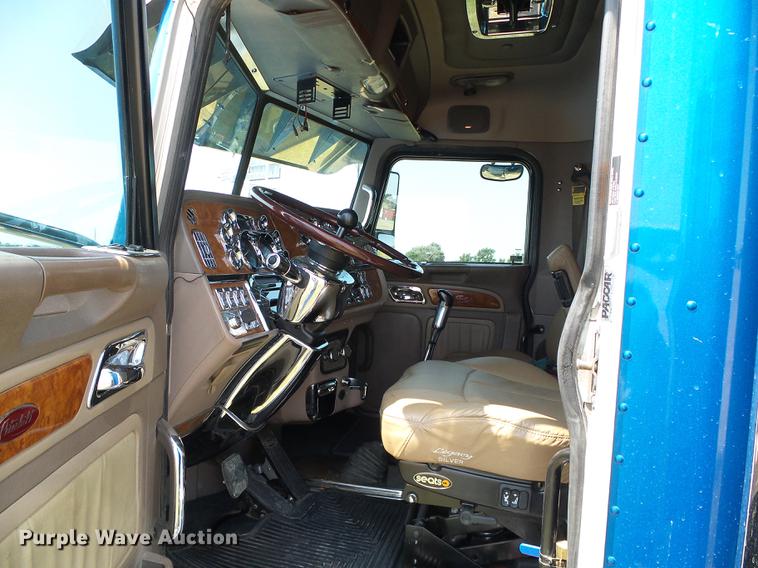 image for item DD5858 2007 Peterbilt 379 semi truck